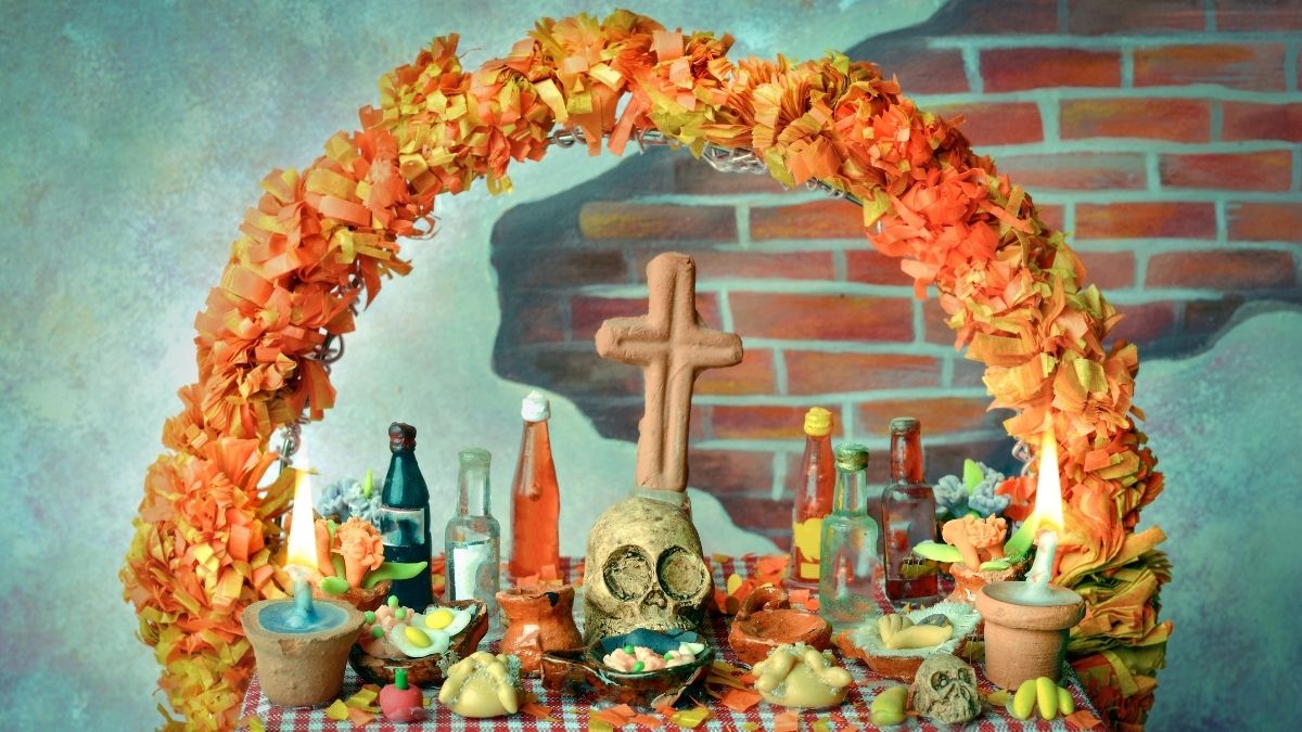 Altar Día de Muertos. ¿A quién se le pone la ofrenda el 28 de octubre? |  Unión Guanajuato