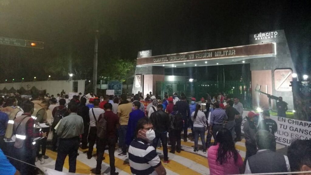CNTE bloquea paso al presidente