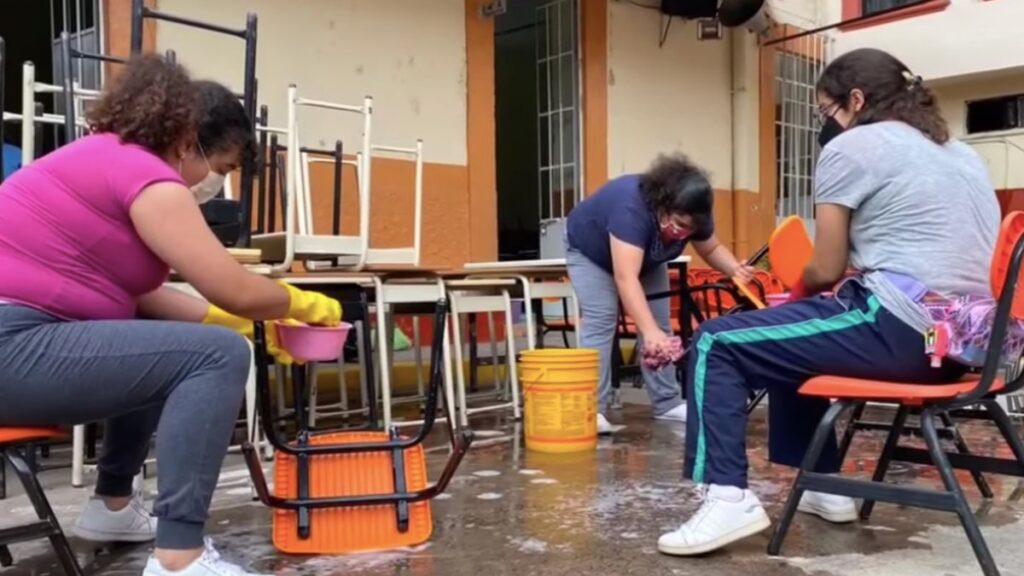 Regreso a clases Guanajuato 2021. Padres y maestros limpian escuelas | VIDEO Foto: Especial