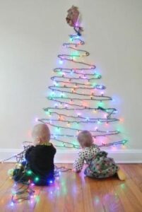 Una simple guía de luces puede servir para poner un árbol de Navidad en la pared