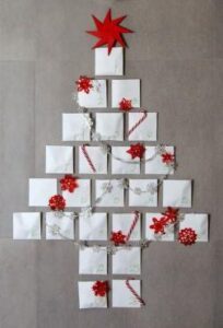 Este árbol de Navidad está hecho con mensajes o tarjetas