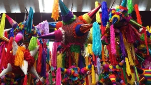 Este es el origen de las piñatas